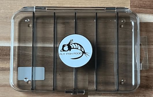 Коробка для мушек Adamsbuilt Fly Fish Food Logo Fly Box, Ultra Clear 6 Compartments, Large