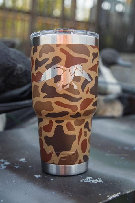 Кулер, термос или бутылка Duck Commander 30oz Wetlands Camo Icon Yeti Rambler Tumbler
