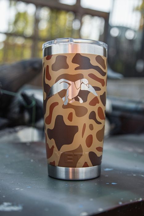 Кулер, термос или бутылка Duck Commander 20oz Wetlands Camo Icon Yeti Rambler Tumbler