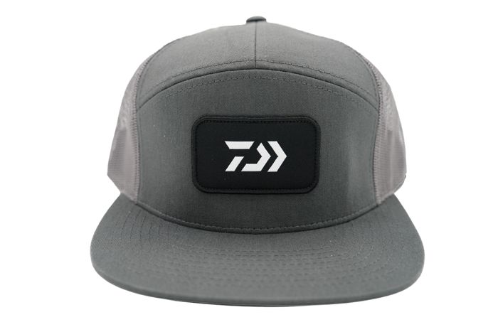 Головной убор DAIWA 2026 GREY W/ BLACK & WHITE D-VEC TRUCKER HAT