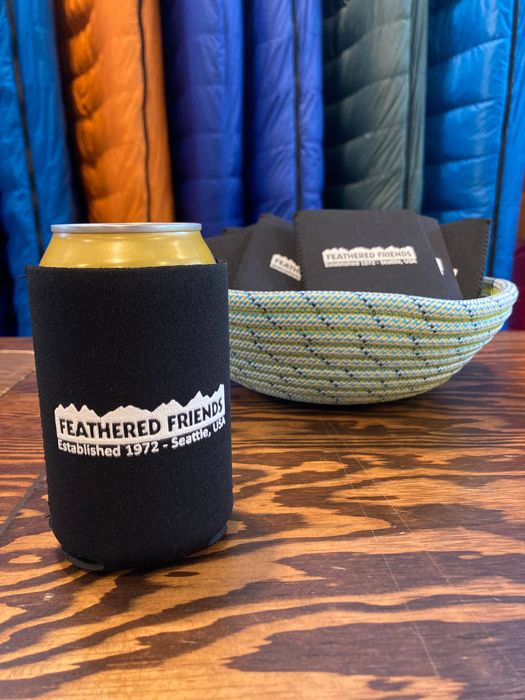 Материал для вязания мушек FF Logo Accessories Feathered Friends Koozie
